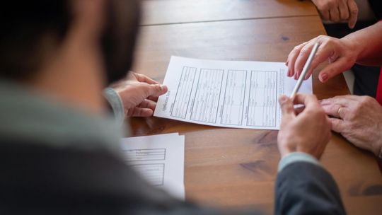 Bezpieczna przyszłość i spokojne podróże – jak wybrać odpowiednie ubezpieczenie?