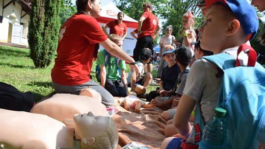 Bezpieczne wakacje. Piknik edukacyjny dla dzieci z krośnieńskich szkół w Ogródku Jordanowskim