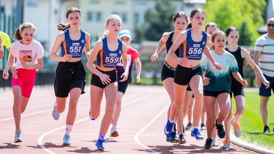 Święto Konstytucji 3 Maja. Bieg dla dzieci i młodzieży na stadionie MOSiR w Krośnie