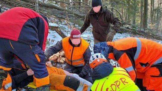 Bieszczadzki drwal uległ poważnemu wypadkowi w lesie. Z pomocą pospieszyli ratownicy