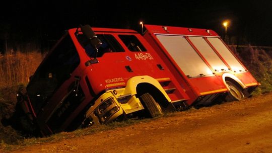 BIEŹDZIADKA: Jechali do pożaru. Ich wóz wjechał do rowu