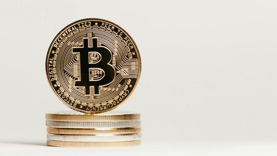 Bitcoin na korekcie, rynki akcji w niepewności — jak inwestować gdy wszystko spada i jak unikać pułapek?