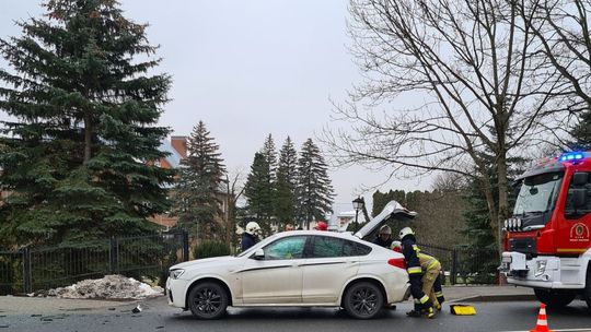 BMW najechało na tył Renault. DK28 w Miejscu Piastowym zablokowana