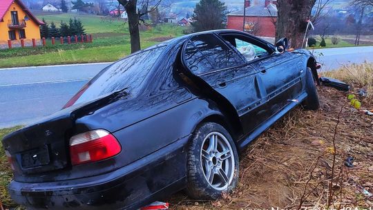 BMW pozostawione po wypadku, "straszy" przy DW993