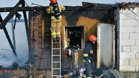 ? Bóbrka. Pożar drewnianego pustostanu