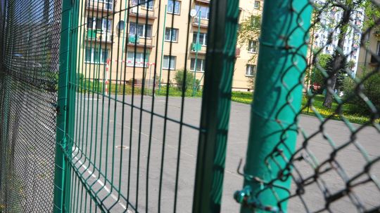 Boisko kością niezgody na osiedlu Tysiąclecia w Krośnie. Spierają się młodzi i seniorzy