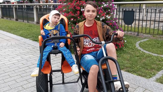 Bracia Franek i Brajan z Dobieszyna potrzebują pomocy, by normalnie żyć