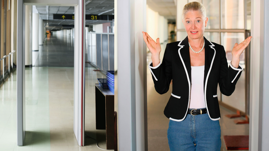 Bramki przed wejściem do szpitala wykryją broń. Zachwytu medyków brak Bramki przed wejściem do szpitala wykryją broń. Zachwytu medyków brak