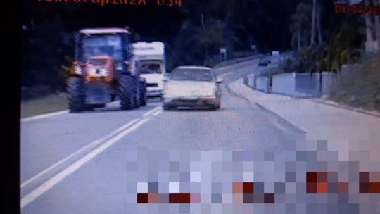 Brawura 28-latka o krok od czołowego zderzenia z radiowozem Policji [WIDEO]