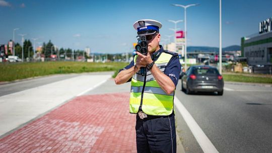 Brawurowa jazda 25-letniego motocyklisty w centrum Krosna! Policjanci surowo go ukarali