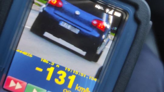 Brawurowa jazda przez Jedlicze zakończona przez patrol policji