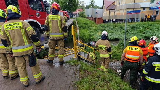 Brzozów. Samochód przebił bariery mostu i wpadł do rzeki