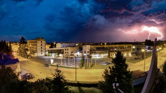 Burze nad Podkarpaciem. ostrzeżenie pierwszego stopnia, możliwe grad i gwałtowne wzrosty wód
