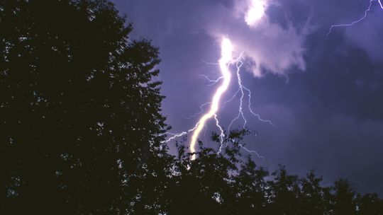 Burze z gradem mogą przejść nad naszym powiatem