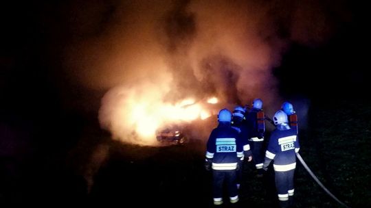 BZIANKA: Nocna akcja strażaków. Gasili samochód na łące
