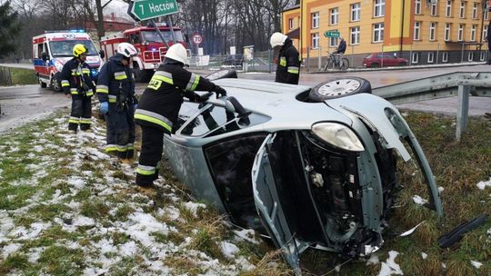 BZIANKA: Samochód na boku. Dwie osoby potrzebowały pomocy