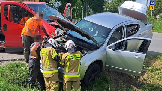 Bzianka. Zderzenie dwóch pojazdów na DW887. AKTUALIZACJA: 7 osób w szpitalu