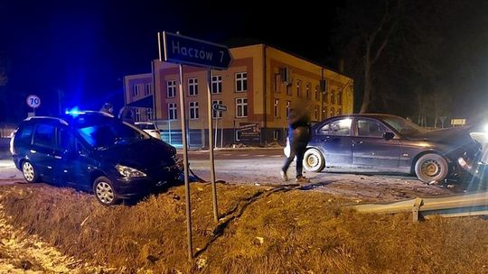 ? Bzianka. Zderzenie Peugeota, Skody i BMW na skrzyżowaniu z drogą wojewódzką 887