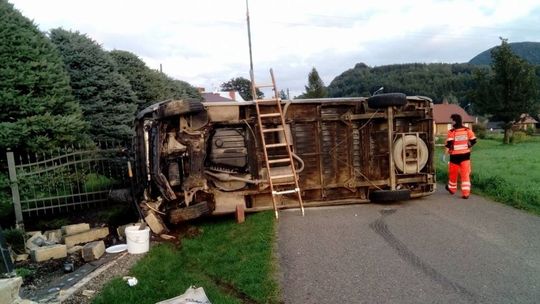 CERGOWA: Kierowca Fiata Ducato wjechał w ogrodzenie