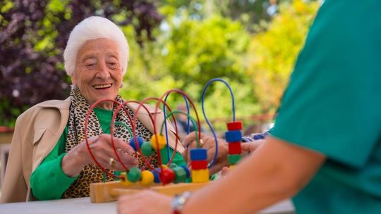 Chcesz zostać opiekunką osób starszych? Poznaj dokładnie ten zawód!