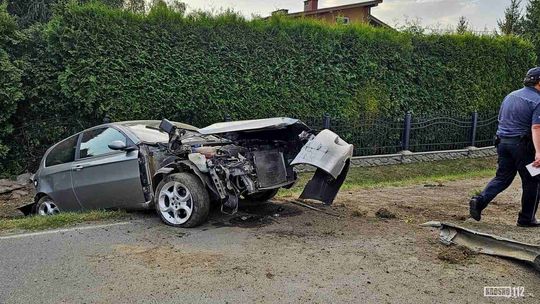 Chlebna. Stracił panowanie nad samochodem, zakończył jazdę w rowie i w ogrodzeniu [AKTUALIZACJA]