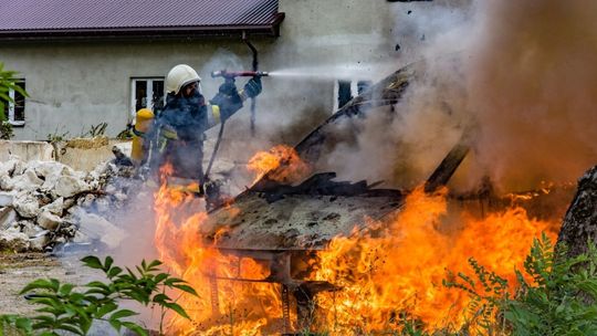 CHORKÓWKA: Doszczętnie spłonął samochód