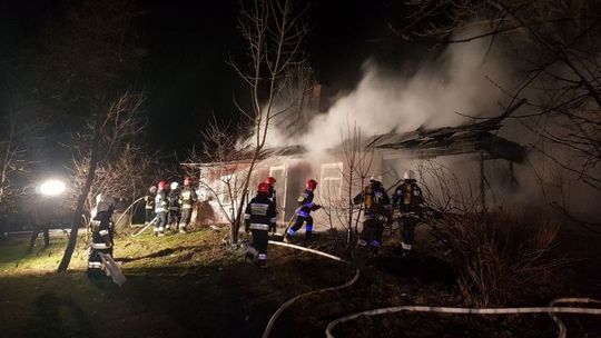 CHORKÓWKA: Pożar drewnianego budynku wypełnionego sianem