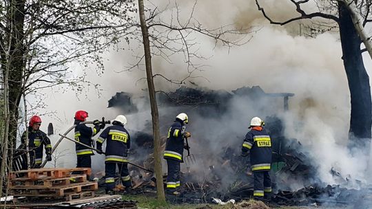 CHORKÓWKA: Pożar drewutni niedaleko ronda