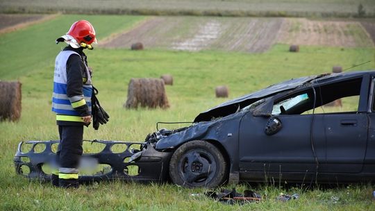CHRZĄSTÓWKA: Dachowanie samochodu. Ranny kierowca