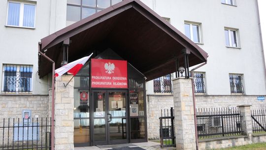 Ciągnęła psa za samochodem. To nie jedyny zarzut wobec 68-letniej kobiety