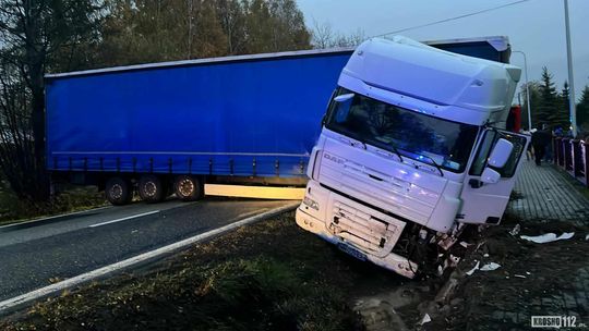 Ciągnik siodłowy w rowie, naczepa zablokowała drogę wojewódzką w Teodorówce