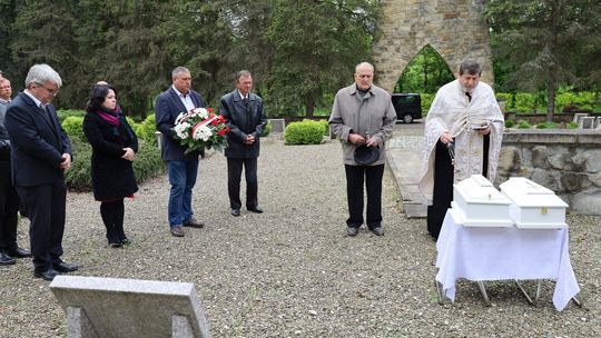 Cień historii w Dukli: Pochówek żołnierzy po 80 latach