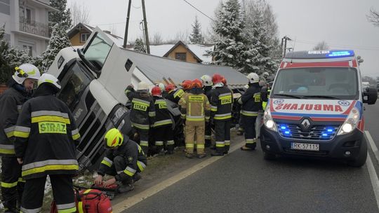 ? Ciężarówka na boku, kierowca nieprzytomny. Utrudnienia na DW992
