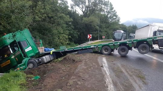 ? Ciężarówka wypadła z drogi i częściowo zablokowała DK19 w Dukli
