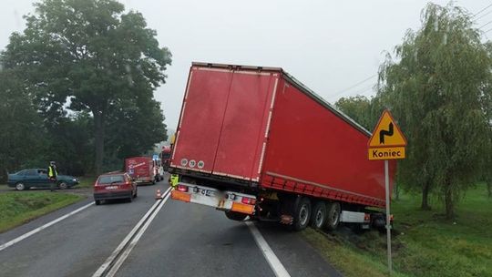 ? Ciężarówka wypadła z drogi krajowej nr 28 w Potoku