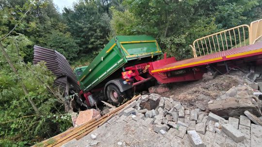 Ciężarówka wypadła z jezdni na DK19 w Nowej Wsi. Wjechała w przystanek