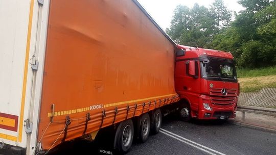 ? Ciężarówka zablokowała dwa pasy DK19