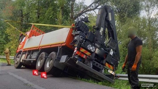 Ciężarówka zawisła na barierkach. W akcji Specjalistyczna Grupa Ratownictwa Technicznego z Krosna