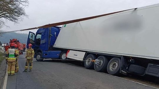 Ciężarówka zsunęła się z jezdni. Zadysponowano strażaków z SGRT "Krosno"