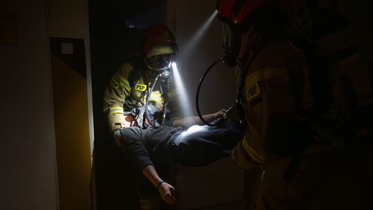 Symulowany pożar szkoły. Ćwiczenia PSP i OSP w Turaszówce