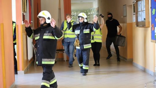 Ćwiczenia obronne na terenie szkoły podstawowej w Jedliczu