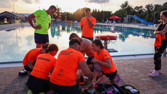 Ćwiczenia ratowników Bieszczadzkiego WOPR na obiektach Kompleksu Basenów Bursaki [ZDJĘCIA]