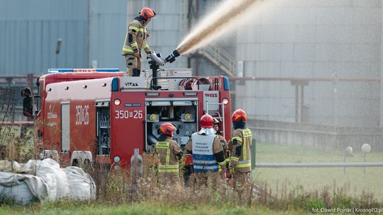 Ćwiczenia służb na terenie ORLEN Południe w Jedliczu. Symulowano atak z użyciem drona