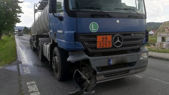 Cysterna do przewozu ciekłego asfaltu zderzyła się z osobówką