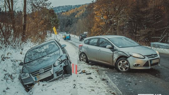 CZARNORZEKI: Poranne zderzenia samochodów na oblodzonej drodze