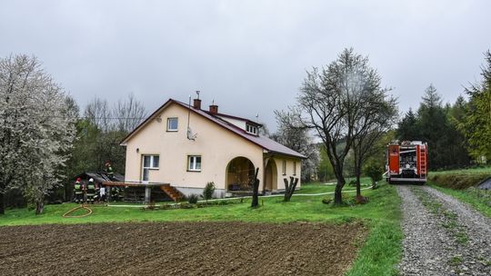 Czarnorzeki: Pożar altany z drewnem