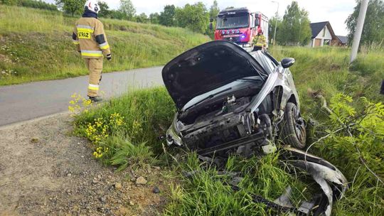 Czarnorzeki. Samochodem uderzył w mostek