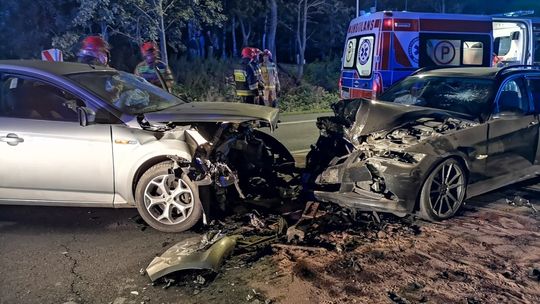 Czołowe zderzenie BMW i Forda na DK28 w Klimkówce