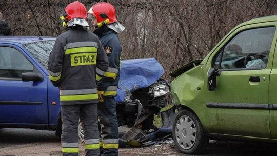Czołowe zderzenie forda i opla w Posadzie Górnej