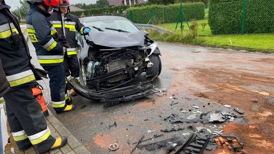Czołowe zderzenie nissana i kia na śliskiej nawierzchni